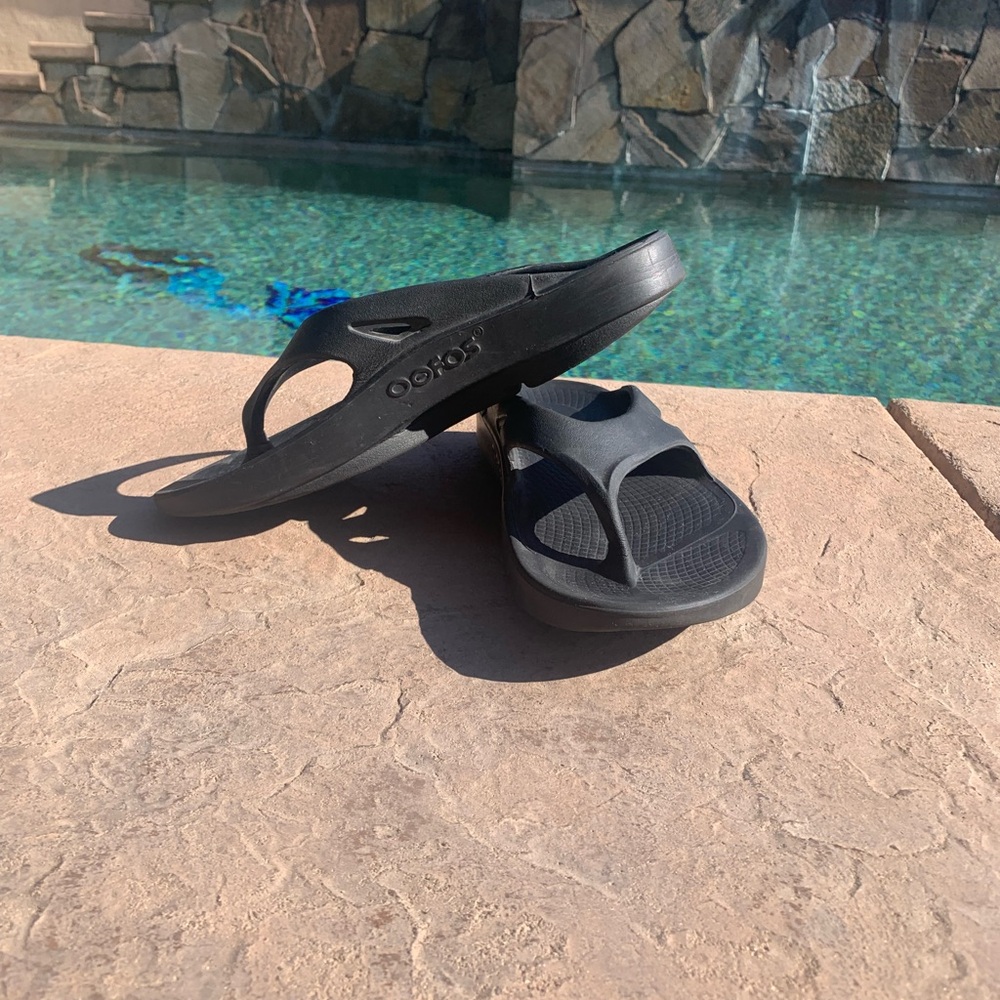 Oofos flip flop. Black